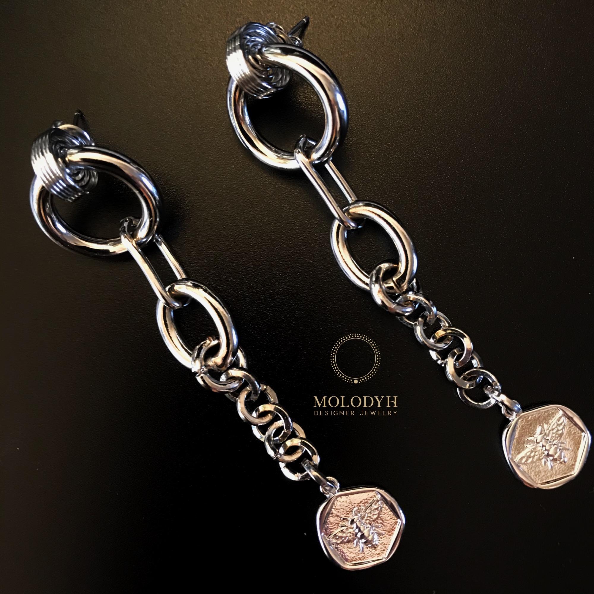 Длинные модные серьги в белом металле